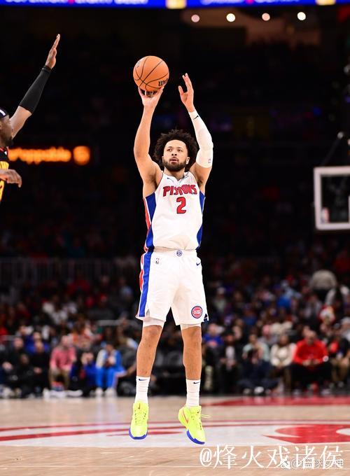 坎宁安跑位到底角三分出手投进，活塞领先21分打停老鹰